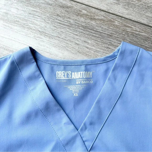 NWT Grey's Anatomy by Barco Riley 3-Pocket Modern Fit Mock Wrap Scrub  Top - Picture 3 of 8